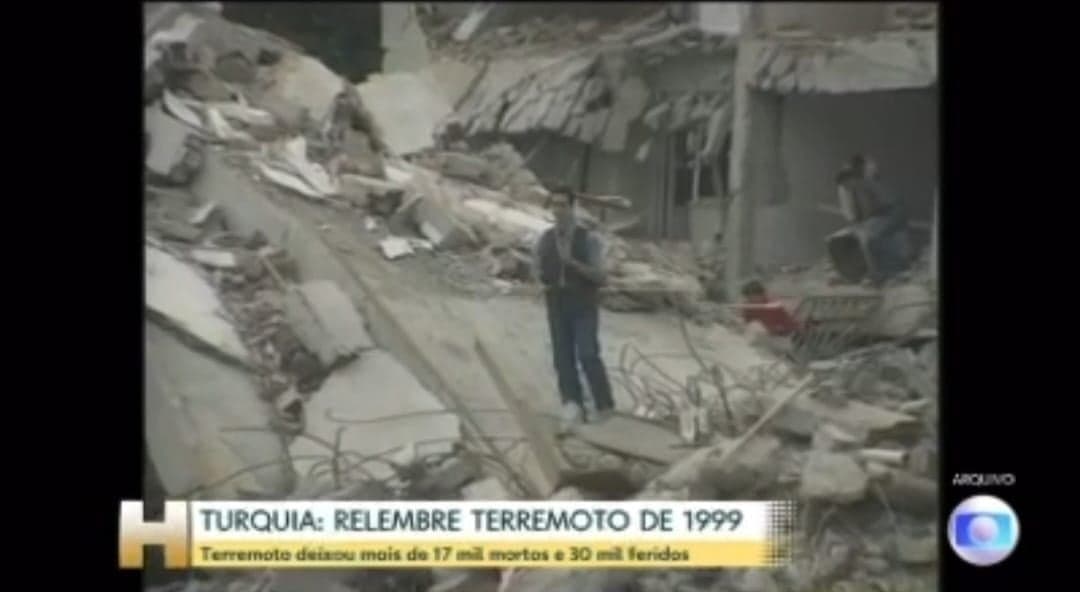 Imagens do 'Jornal Hoje' ao mostrar César Tralli em 1999, cobrindo o terremoto (Foto: Divulgação/Globo) Imagens do 'Jornal Hoje' ao mostrar César Tralli em 1999, cobrindo o terremoto (Foto: Divulgação/Globo)