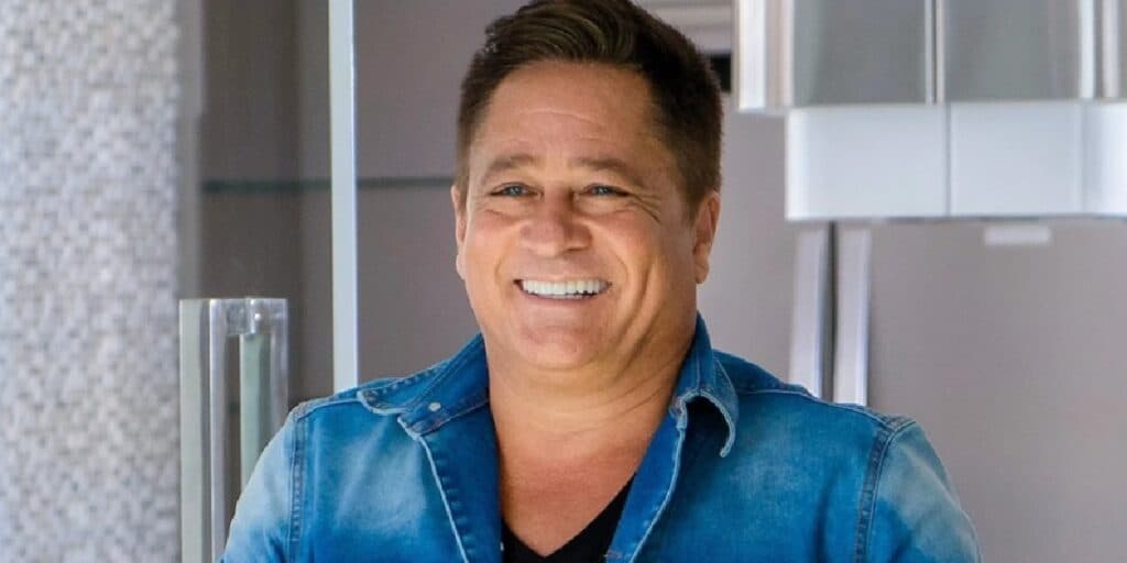 Leonardo surge no meio do mato com amigos e rapaz pede explicações: "Fala aqui pras nossas esposas"