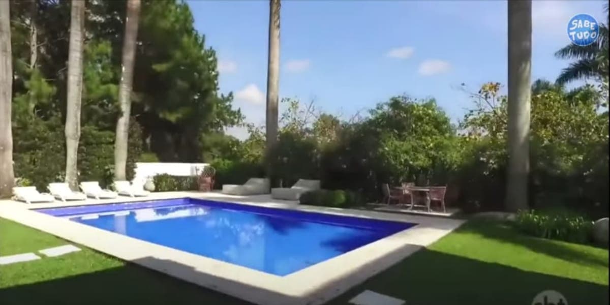 Rodeada por verde e enorme área de lazer da mansão (Reprodução: Youtube)