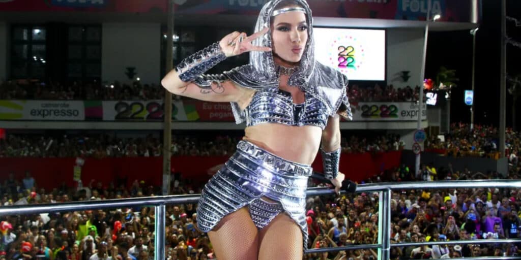 Show de Anitta no Carnaval é interrompido às pressas após acidente e cantora faz comunicado: "Vou resolver"