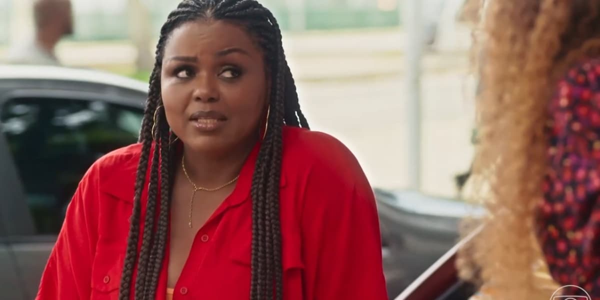 Bruna com camiseta vermelha e tranças longas na novela Vai na Fé Bruna com camiseta vermelha e tranças longas na novela Vai na Fé