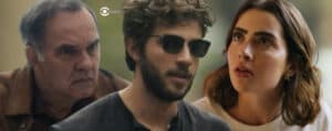 Travessia - Com a faca e o queijo nas mãos, Ari dá rasteira em Guerra e Chiara: "Canalha" (Foto: Reprodução / Globo / Montagem TV Foco) Travessia - Com a faca e o queijo nas mãos, Ari dá rasteira em Guerra e Chiara: "Canalha" (Foto: Reprodução / Globo / Montagem TV Foco)