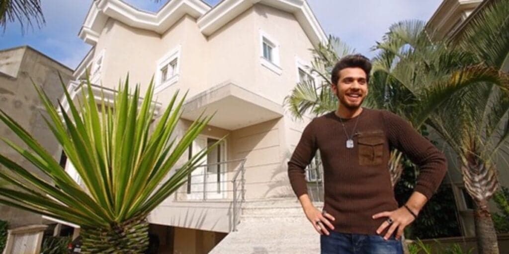 Escadaria gigante, piano, piscina e igual a um castelo: a mansão absurda de Gustavo Mioto
