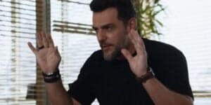 Moretti na novela Travessia usando camisa de manga curta azul, relógio marro e pulseiras pretas Moretti na novela Travessia usando camisa de manga curta azul, relógio marro e pulseiras pretas