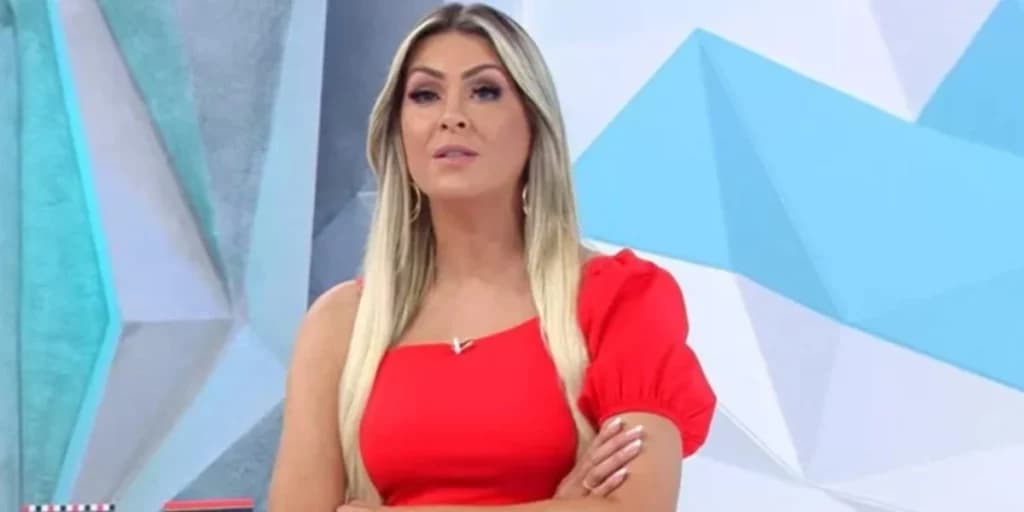 Renata Fan recebe notícia e vê braço direito do 'Jogo Aberto' deixar o programa por motivo surreal