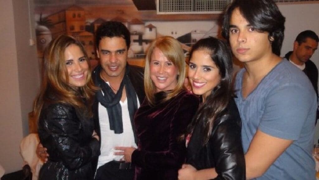 Zilu e Zezé, cantor sertanejo, ao lado dos filhos quando ainda eram casados (Foto: Divulgação/ Internet) Zilu e Zezé, cantor sertanejo, ao lado dos filhos quando ainda eram casados (Foto: Divulgação/ Internet)