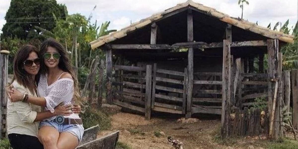 Foto de Paula no colo da mãe recriada 30 anos depois (Foto Reprodução/Instagram) Foto de Paula no colo da mãe recriada 30 anos depois (Foto Reprodução/Instagram)