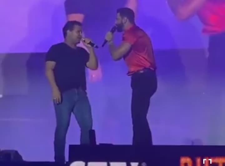 Eduardo Costa e Gusttavo Lima juntos no palco após passarem por desavenças (Foto Reprodução/Internet)