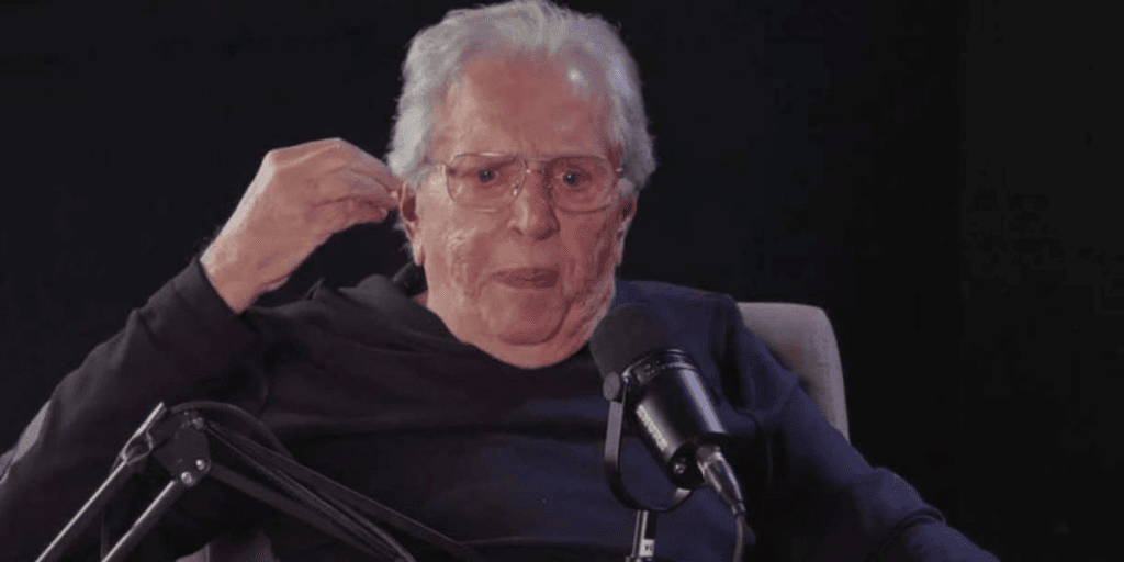 Carlos Alberto leva mijada na cara, fica sujo de xixi e esposa não esconde: "Coisa horrível"