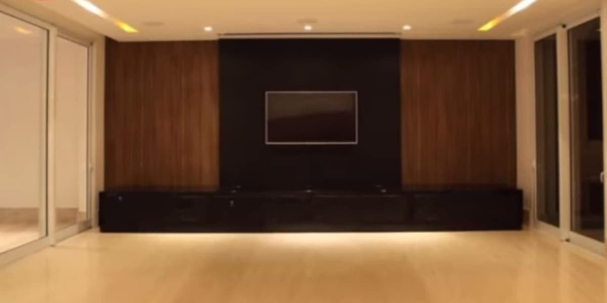 Sala de estar enorme e televisão no centro do cômodo (Reprodução: Youtube) Sala de estar enorme e televisão no centro do cômodo (Reprodução: Youtube)