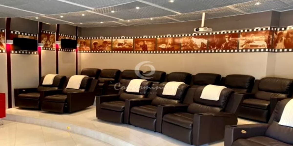 Sala de cinema enorme e aconchegante (Reprodução: Youtube) Sala de cinema enorme e aconchegante (Reprodução: Youtube)