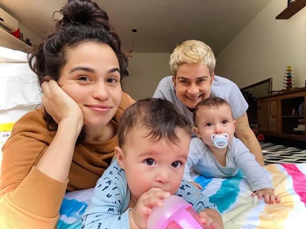 Atriz da Globo, Nanda Costa ao lado de sua esposa e suas duas filhas (Foto: Reprodução, Instagram) Atriz da Globo, Nanda Costa ao lado de sua esposa e suas duas filhas (Foto: Reprodução, Instagram)