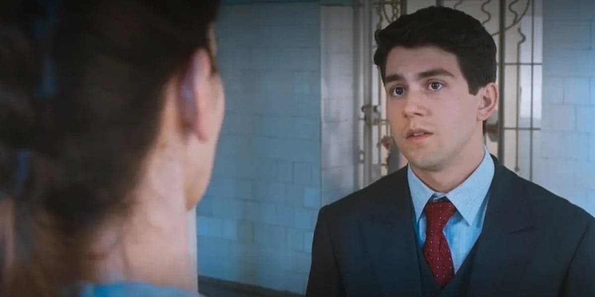 Júlio em cena da novela Amor Perfeito usando terno azul escuro, camisa azul claro e gravata vermelha Júlio em cena da novela Amor Perfeito usando terno azul escuro, camisa azul claro e gravata vermelha