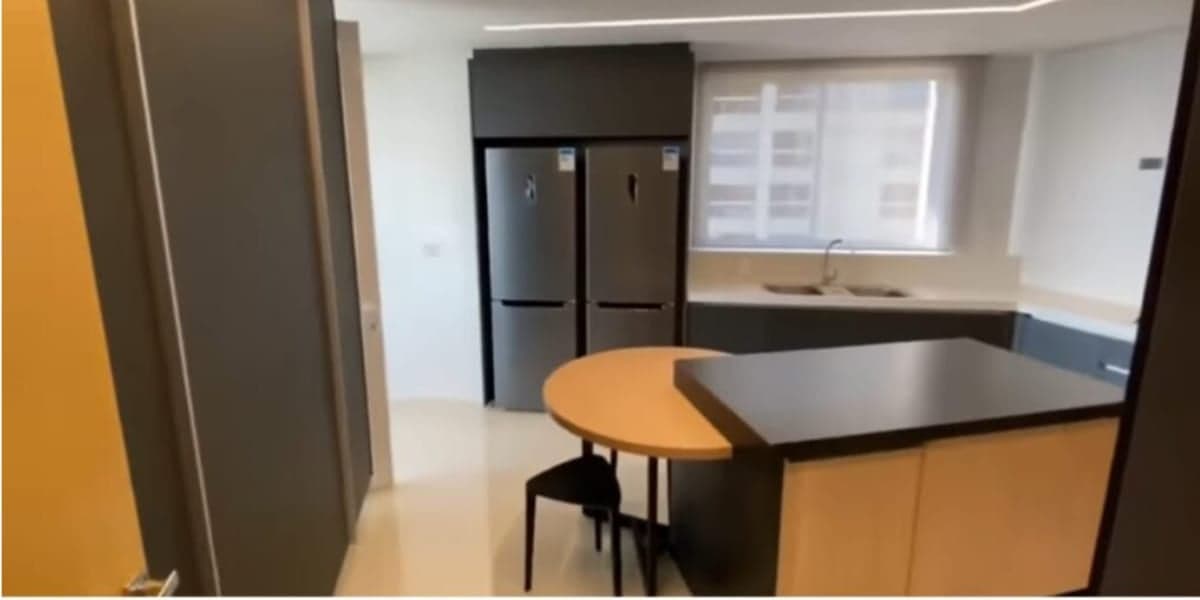Geladeira com porta dupla e muita modernidade na cozinha (Reprodução: Youtube) Geladeira com porta dupla e muita modernidade na cozinha (Reprodução: Youtube)