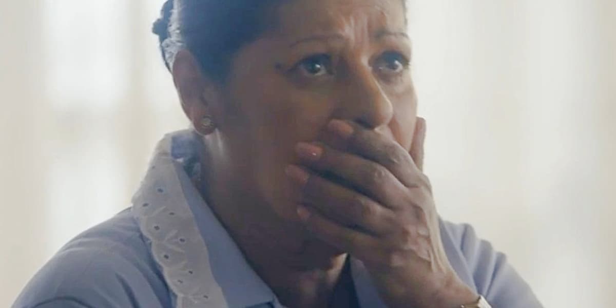 Creusa coloca a mão na boca em estado de choque na novela Travessia