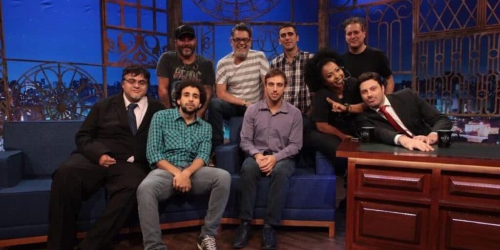 Integrante do The Noite expõe que Danilo Gentili não toma banho e diz verdade sobre cheiro do apresentador