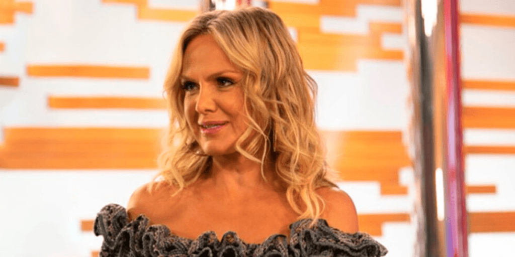 Eliana retorna aos estúdios da Record, relembra o que viveu na emissora e ganha presente especial