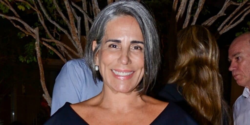 Os produtos baratinhos que Glória Pires passa no rosto aos 59 anos, que você pode usar e se livrar de botox