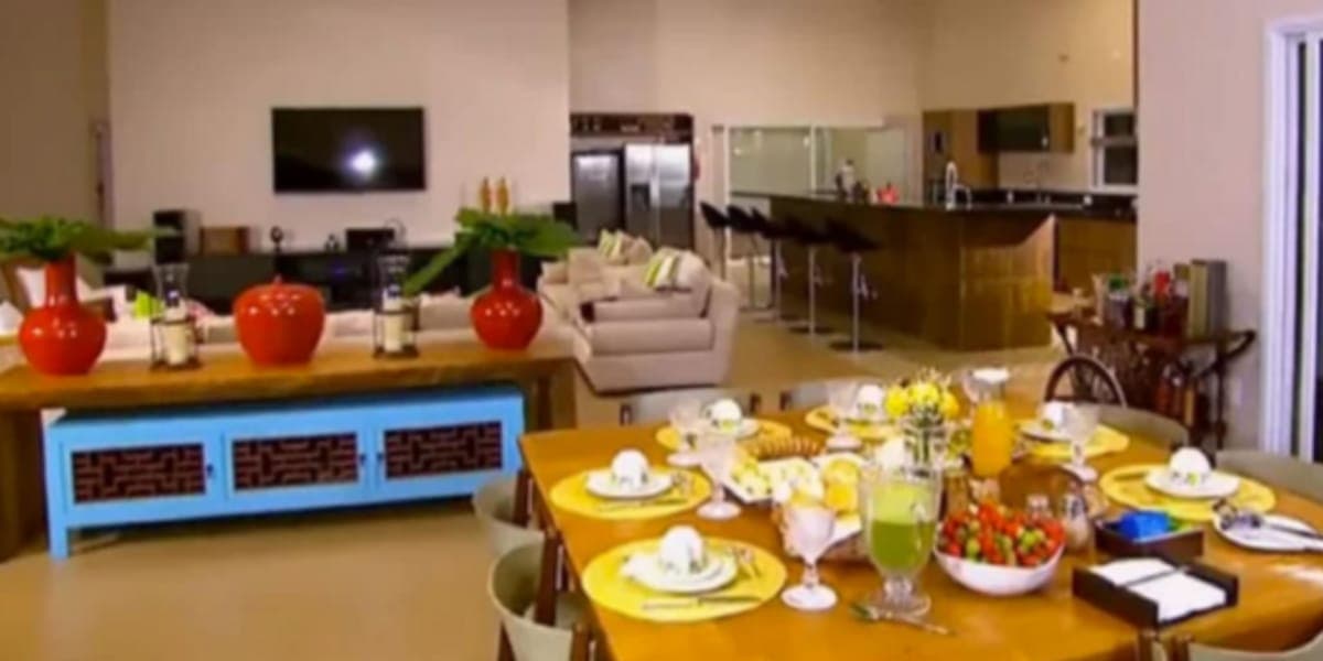 Sala de jantar em ambiente integrado com a sala de estar e cozinha (Reprodução: SBT) Sala de jantar em ambiente integrado com a sala de estar e cozinha (Reprodução: SBT)