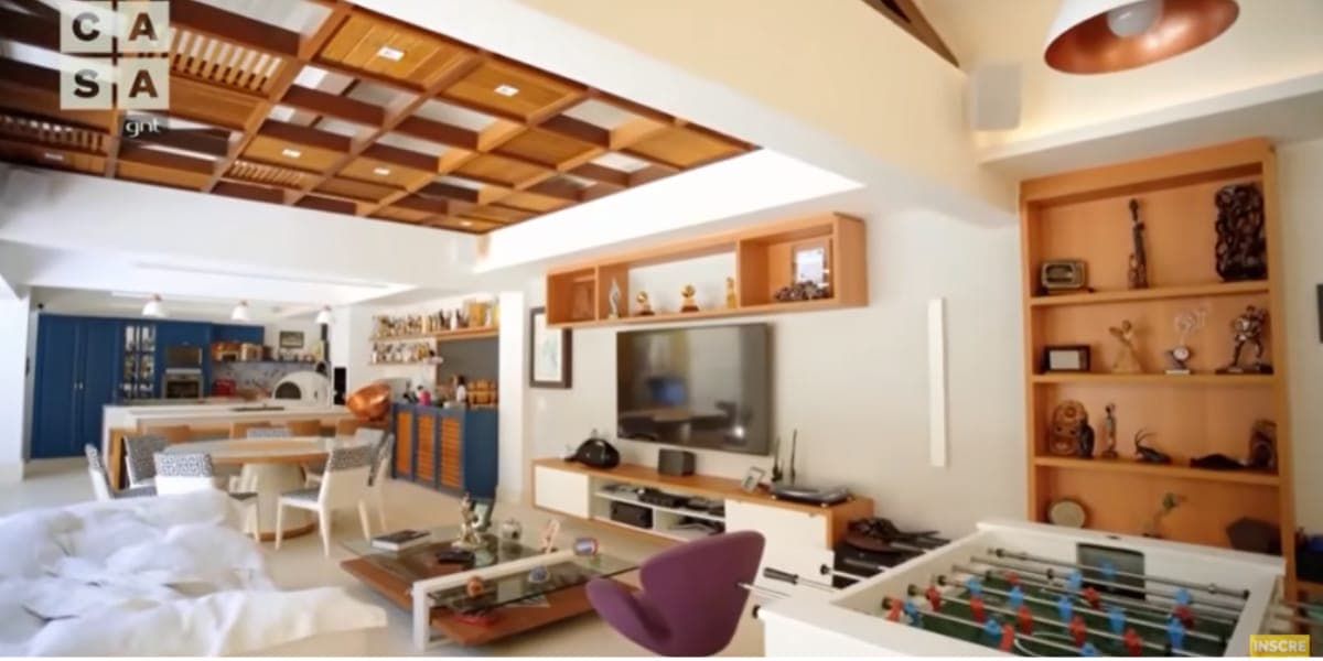 Sala de estar com mesa de pebolim (Reprodução: Youtube) Sala de estar com mesa de pebolim (Reprodução: Youtube)