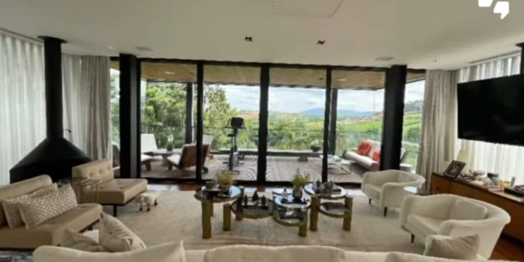 Outro ângulo da sala de estar absurda de Marcos Mion (Reprodução: Youtube) Outro ângulo da sala de estar absurda de Marcos Mion (Reprodução: Youtube)