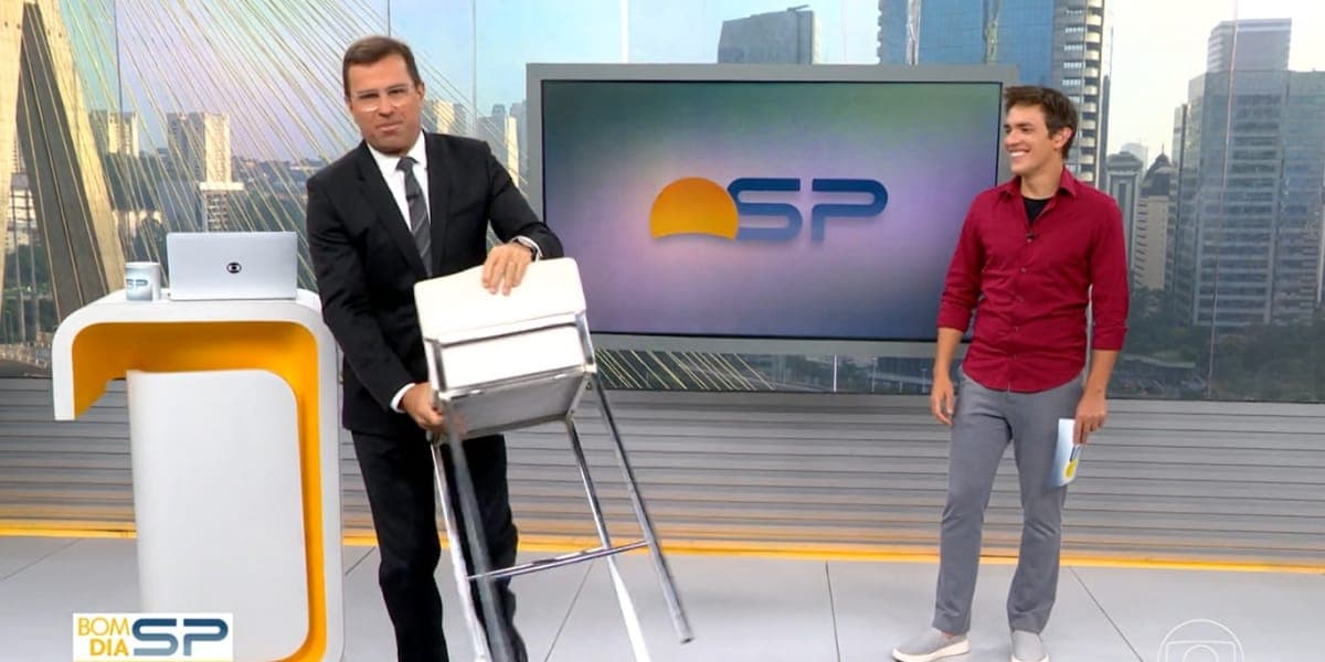 Rodrigo Bocardi pegou seu banco e se direcionou para o meio do estúdio, abandonando a bancada (Reprodução: Bom Dia SP/ Globo) Rodrigo Bocardi pegou seu banco e se direcionou para o meio do estúdio, abandonando a bancada (Reprodução: Bom Dia SP/ Globo)
