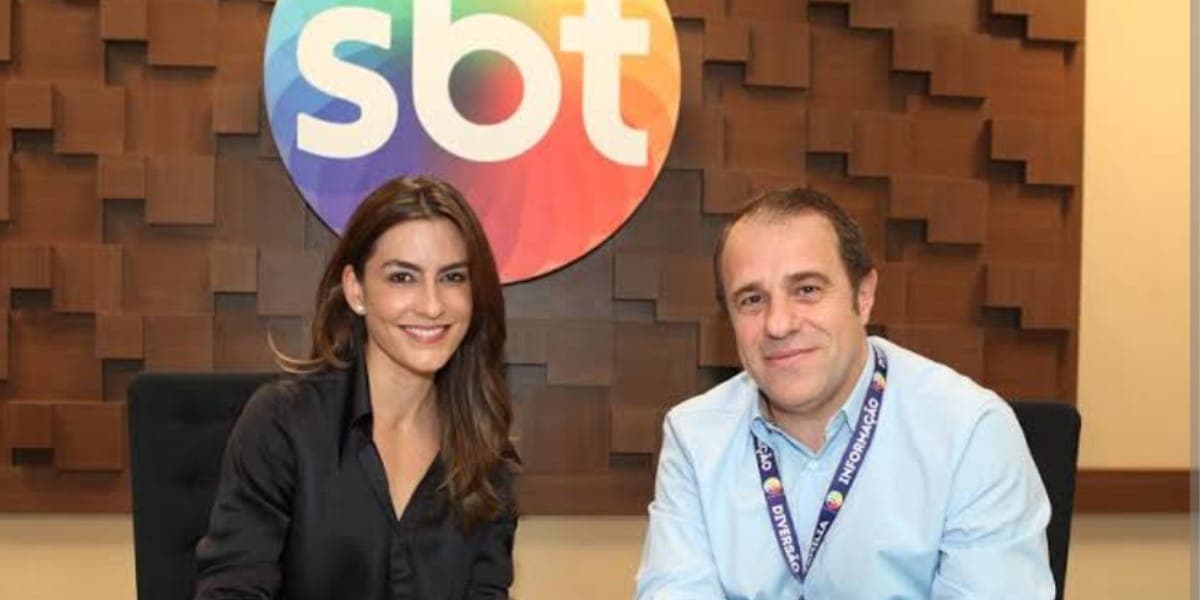 A apresentadora assinando contrato com o SBT (Reprodução: SBT) A apresentadora assinando contrato com o SBT (Reprodução: SBT)