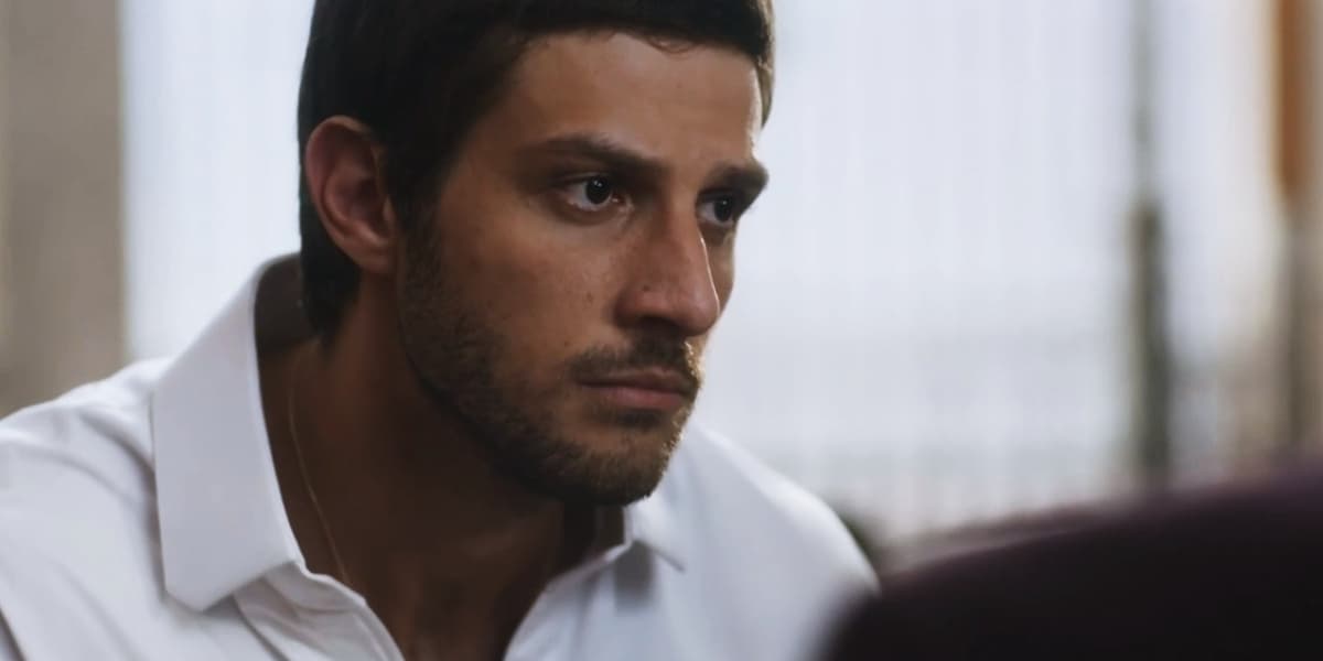 Ari em cena da novela Travessia usando camisa branca com gola pequena Ari em cena da novela Travessia usando camisa branca com gola pequena