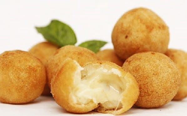 Confira uma receita de Bolinhas de Queijo com apenas 5 ingredientes (Foto: Reprodução, cooknenjoy) Confira uma receita de Bolinhas de Queijo com apenas 5 ingredientes (Foto: Reprodução, cooknenjoy)