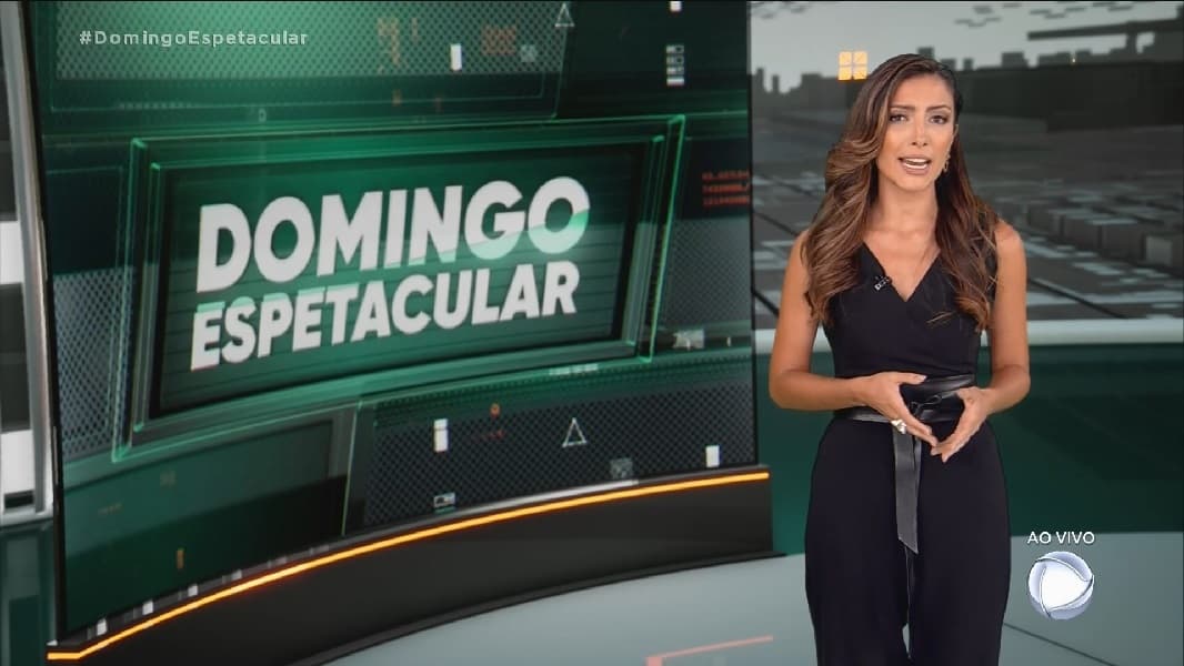 Paloma Poeta comandando o 'Domingo Espetacular' (Foto: Reprodução/ Internet)