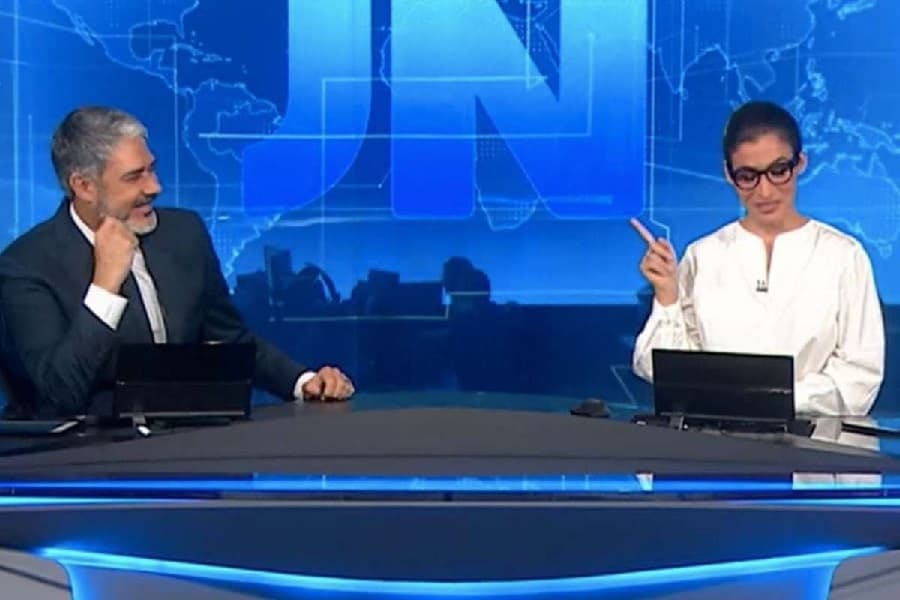 William Bonner e Renata Vasconcellos na bancada do Jornal Nacional, na Globo (Foto: Reprodução/ Globo)