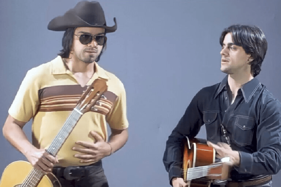 Rodrigo Simas e Felipe Simas dando vida à dupla sertaneja Chitãozinho e Xororó (Foto: Reprodução/ Globoplay) Rodrigo Simas e Felipe Simas dando vida à dupla sertaneja Chitãozinho e Xororó (Foto: Reprodução/ Globoplay)