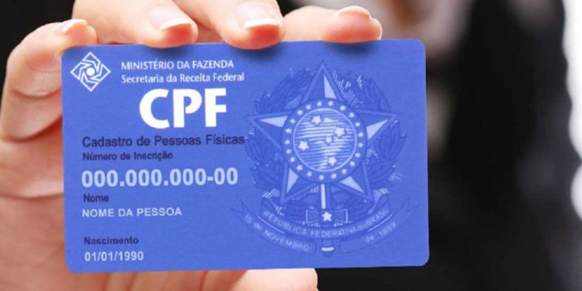 Pessoa segurando o CPF (Foto: Reprodução / Internet) Pessoa segurando o CPF (Foto: Reprodução / Internet)
