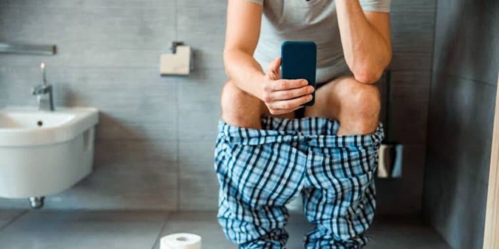 Pesquisadores descobrem que atitude diária no banheiro pode causar câncer e você precisa saber o que é