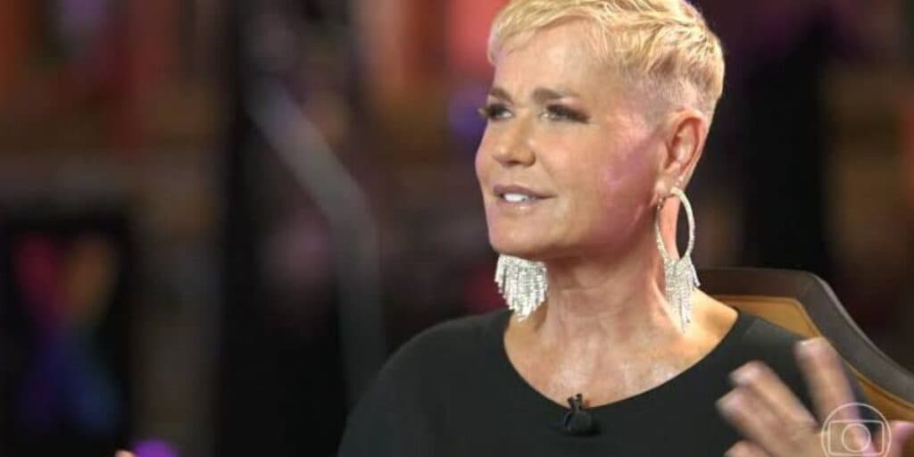 A atitude de arrepiar de Xuxa com repórter do Fantástico ao descer de palco: "Não quero falar muito"
