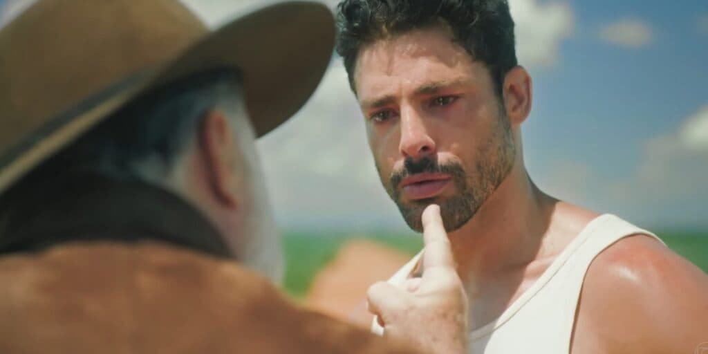 Terra e Paixão - Humilhado, Caio revida, conta segredo cruel de Antônio para a família e faz ameaça