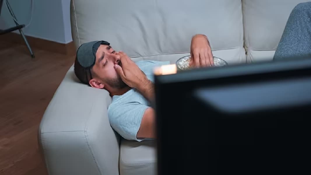 Dormir com a TV ligada causa insônia (Foto: Reprodução/ Internet) Dormir com a TV ligada causa insônia (Foto: Reprodução/ Internet)
