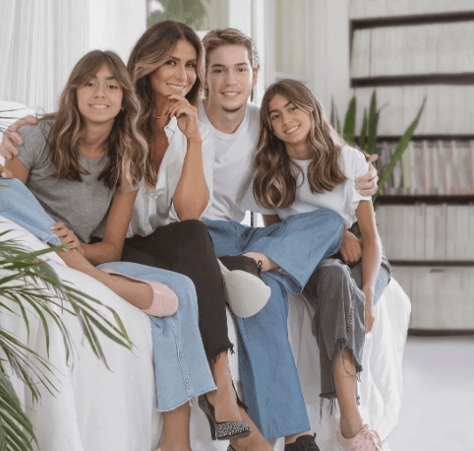Atriz em campanha com os filhos que rolou em 2022 Atriz em campanha com os filhos que rolou em 2022