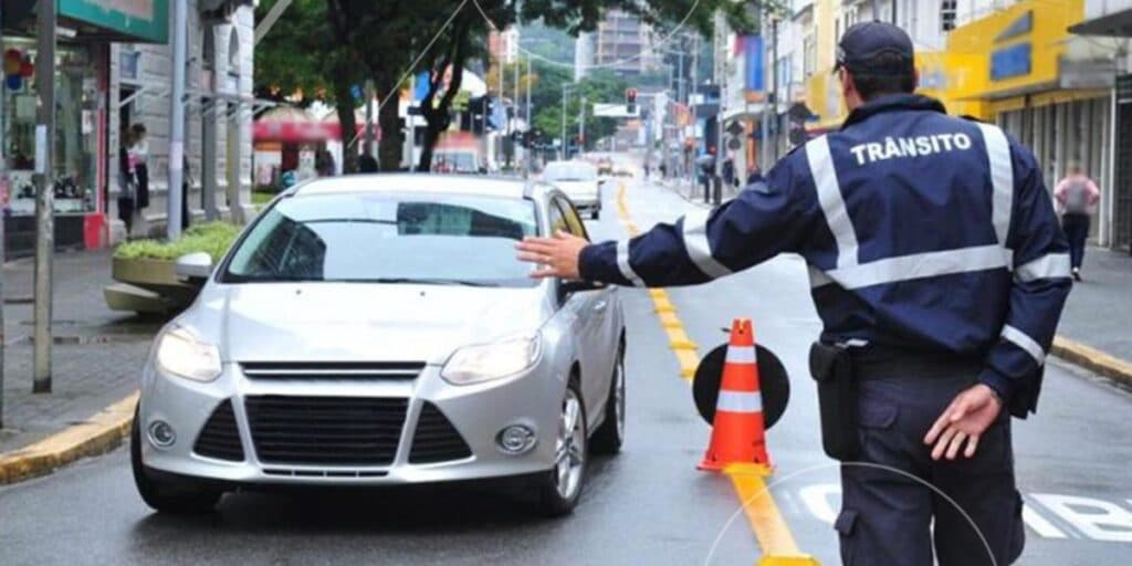 ALERTA: Novas leis de trânsito estão multando motoristas e você precisa saber o que mudou