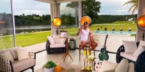Área de lazer e piscina absurda (Reprodução: Youtube) Área de lazer e piscina absurda (Reprodução: Youtube)
