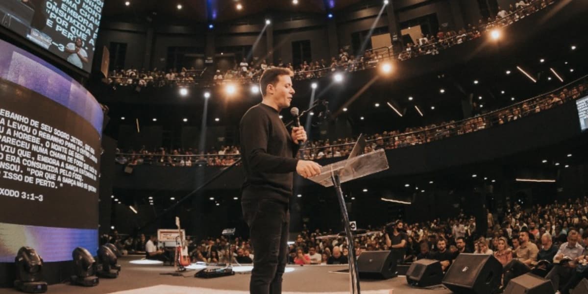 André Valadão ministrando na Igreja Lagoinha (Foto: Reprodução/Instagram) André Valadão ministrando na Igreja Lagoinha (Foto: Reprodução/Instagram)