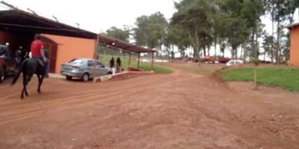 Área externa da mansão, no meio das montanhas e com muito verde (Reprodução: Youtube) Área externa da mansão, no meio das montanhas e com muito verde (Reprodução: Youtube)