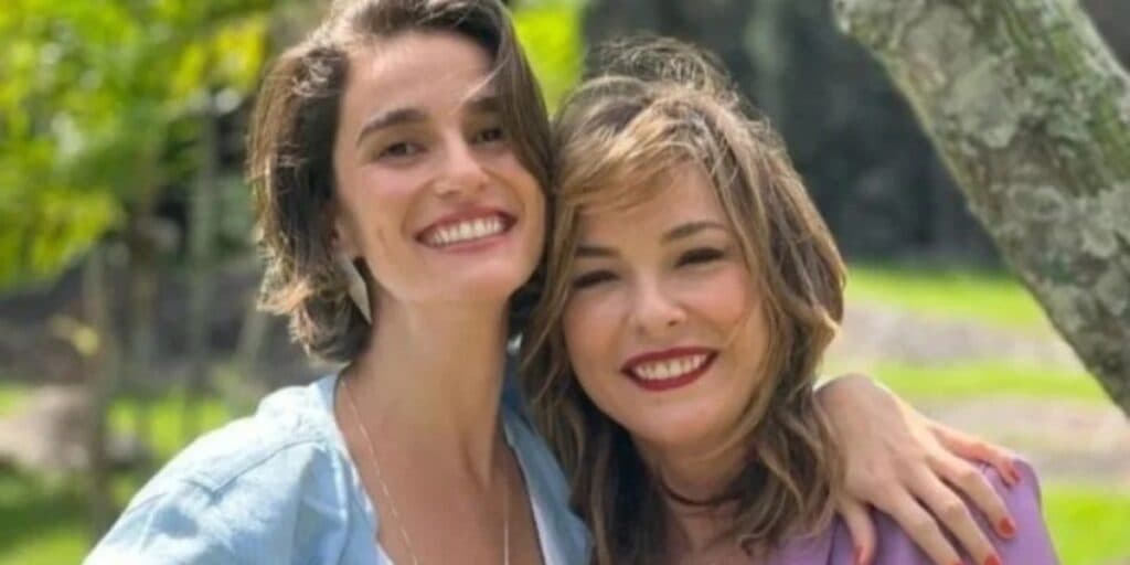 Vai Na Fé - Romance lésbico de Clara e Helena é descoberto por personagem inesperado que escandaliza tudo