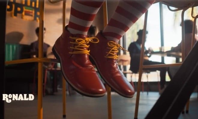 Sapatos e meias de palhaço, das mesmas cores da de Ronald McDonald's (Reprodução: Youtube) Sapatos e meias de palhaço, das mesmas cores da de Ronald McDonald's (Reprodução: Youtube)