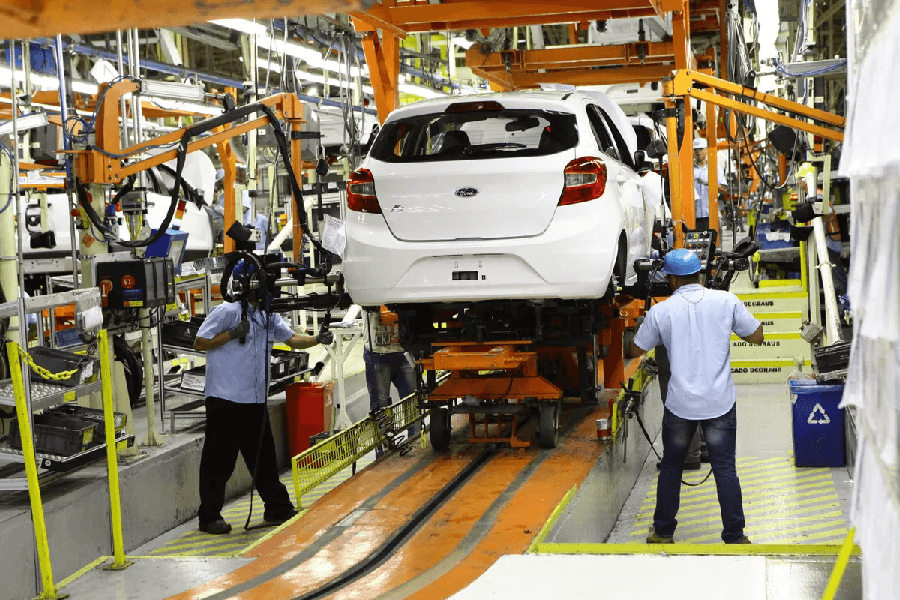 Funcionários trabalhando na fábrica da Ford (Foto: Reprodução/ Internet) Funcionários trabalhando na fábrica da Ford (Foto: Reprodução/ Internet)