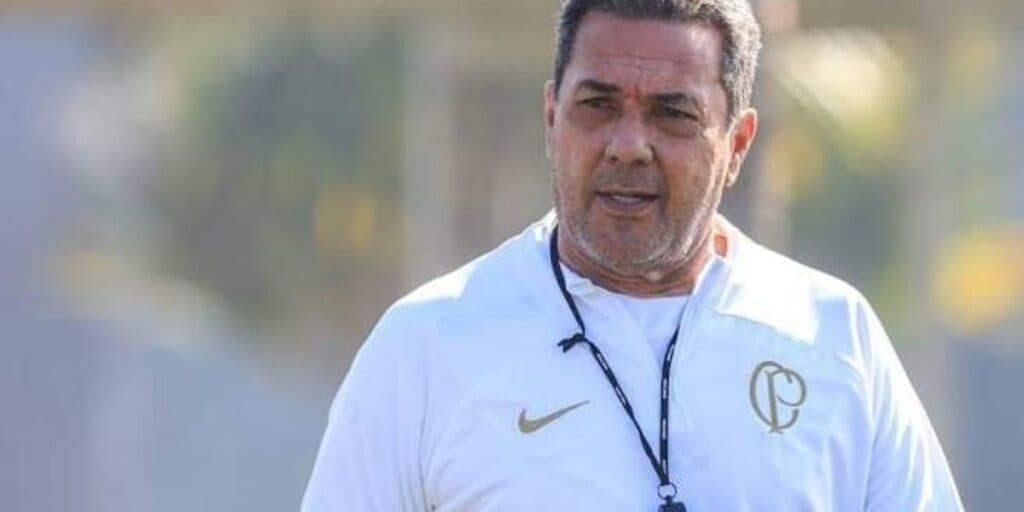 Já foi anunciado no novo clube: Luxemburgo é avisado que atacante não joga mais pelo Corinthians