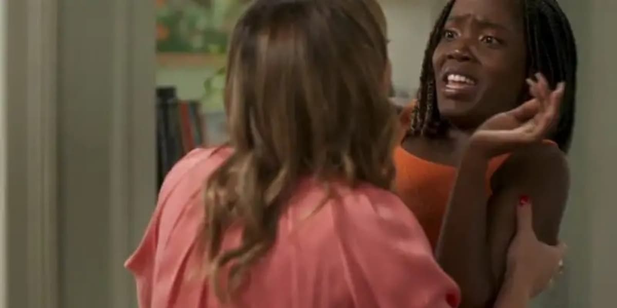Clara (Regiane Alves) tira satisfação com Kate (Clara Moneke) em "Vai na Fé" (Foto: Reprodução/TV Globo) Clara (Regiane Alves) tira satisfação com Kate (Clara Moneke) em "Vai na Fé" (Foto: Reprodução/TV Globo)