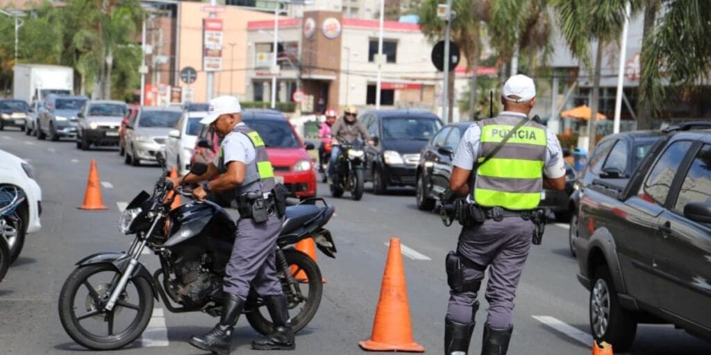 MUDANÇA na lei de trânsito afeta motociclistas e você precisa CORRER se for dono de uma dessas motos