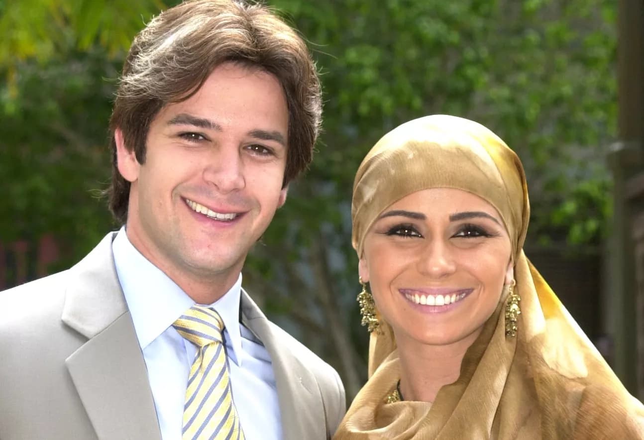 O Clone conta a história de amor de Jade (Giovanna Antonelli) e Lucas (Murilo Benício) (Foto: Divulgação/TV Globo) O Clone conta a história de amor de Jade (Giovanna Antonelli) e Lucas (Murilo Benício) (Foto: Divulgação/TV Globo)