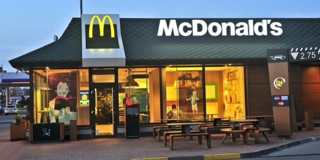 O fechamento dos escritórios do McDonald's, restaurantes com robôs e a realidade do maior fast food